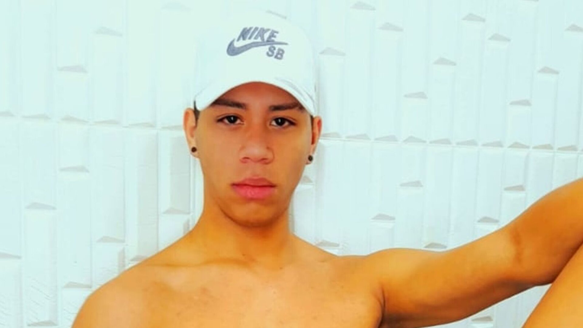 ApoloKlein Free Naked Private